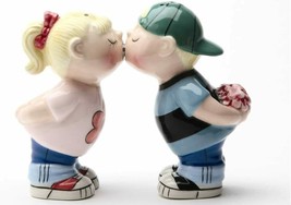 Attractives Magnetic Salt And Pepper Shakers First Kiss - £13.79 GBP