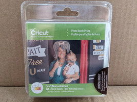 New CRICUT Cartridge - Photo Booth Props 2002652 Cartridge And Handbook - $9.56 CAD