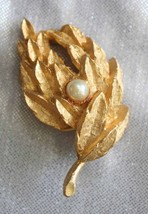 Elegant Cultured Pearl Gold-tone Leaf Cluster Brooch 1960s vintage - £9.79 GBP