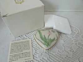 LENOX CHINA BUTTERFLY TRINKET BOX 24 KT GOLD ACCENT PASTEL COLORING NEW ... - $18.76