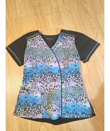 Green Town Scrub Top Animal Print Design Size XS - $186.39 MXN