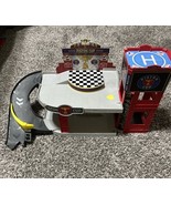 Disney Pixar Cars Piston Cup Racing Garage With McQUEEN DWB90 - $182.44 MXN