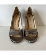 Marc Fisher Peep Toe size 8.5 Gold Dressy Pumps - $372.59 MXN