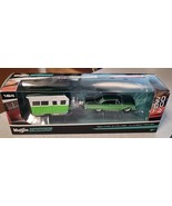 2017 Maisto Design Tow &amp; Go 1960 FORD STARLINGER &amp; ALAMEDA TRAILER Green... - $216.04 MXN