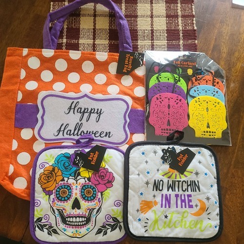 Happy Halloween Novelty Treat Bag Filled with Holiday Decor (5) Item image 7