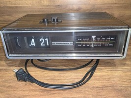 Soundesign Flip Flipper Clock Radio Model 3545B Working - $19.00