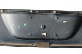 2003-2006 MERCEDES E350 TRUNK LID LICENSE PLATE MOULDING K770 image 9