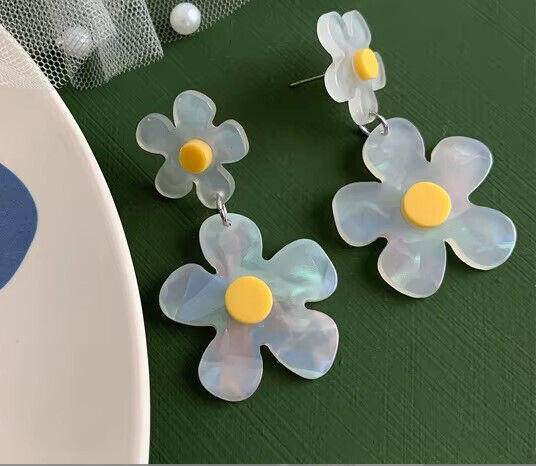 Acrylic daisy earrings