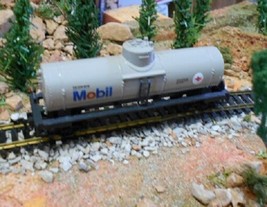 HO Scale: Life Like Mobil Oil Single Dome Tank Car; Vintage Model Railroad Train - £9.35 GBP