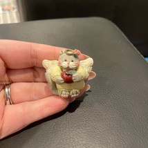 Angel Cat Figurine pin- Cream and Gray - $267.08 MXN