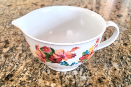 The Pioneer Woman Melamine 1/2 to 2 Cup Measuring Cup Bowl With Handle EUC - £11.15 GBP