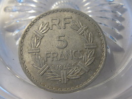 (FC-1171) 1945 France: 5 Francs { open 9 } - $1.50