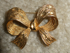 Vintage Gold Tone Metal Bow Pin or Brooch 1 3/4&quot; Wide - £15.12 GBP