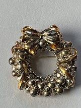 Silvertone Christmas Wreath w Goldtone Ribbon Holiday Brooch Pin Pendant Combina - $13.09