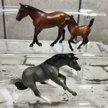 Breyer Horses Horse Figures Lot Of 3 Mother Mare With Colt Gray Sitting - $9.89