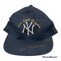 NY Yankees 1998 World Champions SnapBack hat   Signed - $1,405.44 MXN
