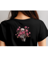 &quot;Skull and Roses Gothic T-Shirt - Elegant Floral Skeleton Graphic Tee fo... - €16,27 EUR+