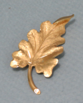 Monet Gold Tone Curling Leaf Pin Brooch Signed - £6.05 GBP