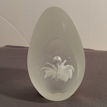 Vintage Collectible Frosted 3D &quot;White Flower&quot; Hand Blown Egg Art Glass M... - £26.02 GBP