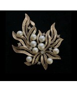 VINTAGE TRIFARI GOLD TONE FX PEARL RHINESTONE LEAF PIN BROOCH SIGNED - $5,579.20 MXN