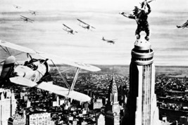 King Kong fights airplanes atop Empire State Building 18x24 Poster - £18.87 GBP