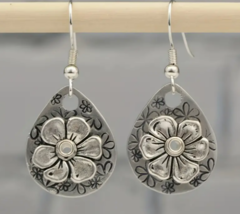 Vintage Earrings Engraved Flower Water Drop Shape Earrings - £9.47 GBP