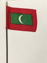 New Maldives Mini Desk Flag - Black Wood Stick Gold Top 4” X 6” - £3.99 GBP