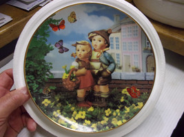 Danbury Mint Plate M.J.Hummel "Suprise" Little Companions - $13.81