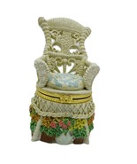 Wicker Chair Resin Trinket Box With Floral Accents &amp; Bow Clasp Design - $184.95 MXN