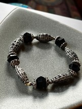 Hollow Lacey Silvertone Barrel &amp; Black Faceted Plastic Bead Stretch Bracelet – - $11.29