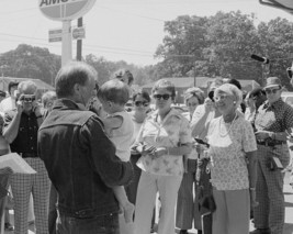 Jimmy Carter makes campaign stop in hometown of Plains Georgia 1976 Photo Print - £7.04 GBP+