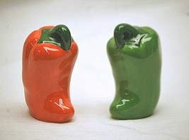 Vintage Red &amp; Green Peppers Salt &amp; Pepper Shakers Country Kitchen Tool D... - £11.64 GBP