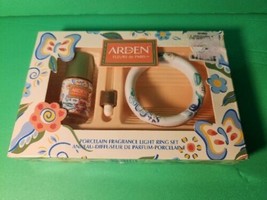 Elizabeth Arden Fleurs De Paris  Porcelain Fragrance Ring Set Opened Box - $929.16 MXN