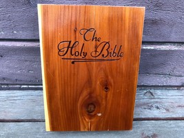 Vtg Holy Bible Memorial Edition Illustrated Protestant Wood Sympathy Cedar Box - £39.38 GBP