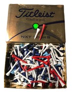 A GOLF BALL BOX FULL OF WOODEN GOLF TEES. 2 SMALL SIZES - $293.32 MXN