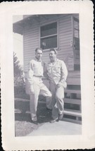 Vintage Two Soldier Pals In Front Of  Barrick Steps Snapshot WWII 1940s - €6,11 EUR
