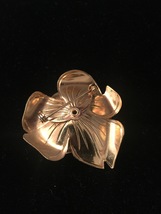 Vintage 60s large Gold Flower with 1 center pearl brooch image 2