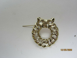 Vintage Goldtone Rhinestone Clear Christmas Wreath Brooch Pin - £7.84 GBP