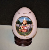 M J Hummel Collectible Egg Porcelain FAVORITE PET 1993 Danbury Mint w/Stand Nice - £5.84 GBP