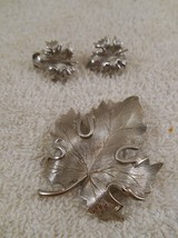 STUNNING VINTAGE ESTATE SILVER TONE LEAF BROOCH AND EARRINGS - £11.74 GBP