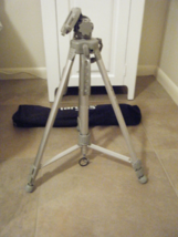 Targus Tripod TGT-58TR Max 58&quot; tall With 3 Way Panhead Fits Multiple Camera - £10.58 GBP