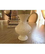 LENOX  ELFIN BUD VASE 4-3/8&quot;H IVORY WITH GOLD RIM MADE IN USA - $162.76 MXN