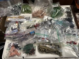 LOT OF DIFFERENT MISC ITEMS AND TRAIN ACCESSORIES Card Couplers Fences M... - $352.88 MXN