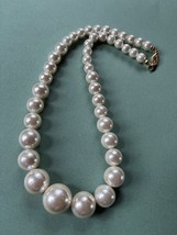 Vintage Chunky Faux White Pearl Graduated Bead Classy Necklace – 16 inches long  - £10.43 GBP