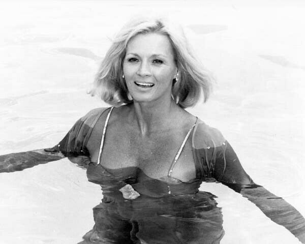 Angie Dickinson takes in a dip in pool 1978 Pearl mini series Poster 16x20 inch