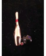 Gerry&#39;s Bowling Pin and Ball Light Gold Tone Metal Red Stripe 1.5&#39;&#39; Vintage - $336.23 MXN