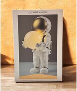 West &amp; Arrow Astronaut Lamp - 12” Space Man With Glowing Orb - USB Power... - $1,277.47 MXN