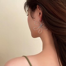 Ear wire Flower Earrings For Women / Minimalist Metal Lines Hoop Earrings / Flor - £11.56 GBP
