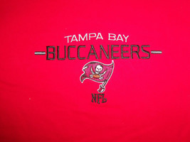 NFL Tampa Bay Buccaneers Football Team Embroidered Red T Shirt - L - £15.04 GBP