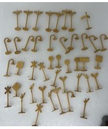 43 Piece Lot O Scale Signs - Train Yard Railroad Street Stop Lights - Pl... - $626.89 MXN